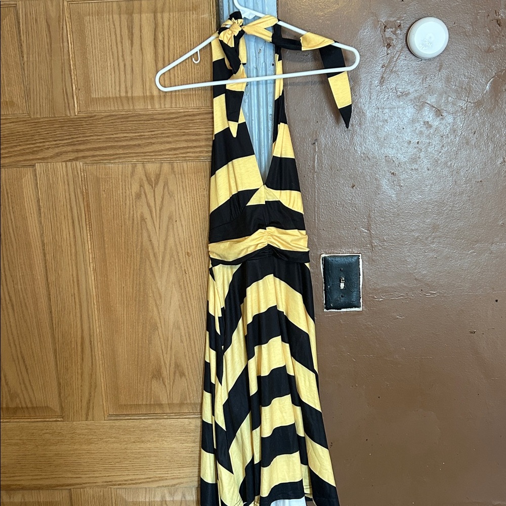 Lovely two strip Halter Dress it’s has two pockets one on each side in excellen